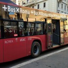 Roma, bulli sul bus perseguitano un ragazzo: l'autista Simona lo salva così