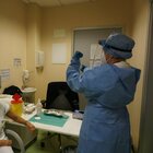 Vaccinazioni, infermieri disertano il bando per 12mila posti: pesano paura del virus e contratti a termine