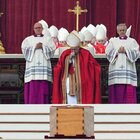 Ratzinger, i funerali celebrati da papa Francesco a S. Pietro