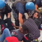 La protesta degli operai di Torino interrotta con la forza. La polizia rompe il picchetto: portati via a calci e di peso VIDEO