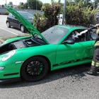 Porsche verde prende fuoco in corsa: il proprietario si salva, bolide distrutto