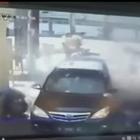 Il momento in cui due motociclisti si fanno esplodere Video