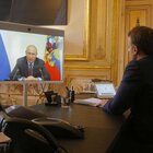 Macron sente di nuovo il presidente russo: «Il peggio deve ancora venire»