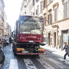 Roma, fiamme su un minibus elettrico in via Sistina