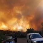 Incendio in spiaggia in Sardegna: evacuati hotel e campeggi, chiuse le strade