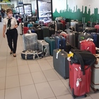 Aeroporti, boom di valigie lasciate a terra (e di jet in volo con i soli passeggeri): ecco cosa sta accadendo Il caso di Bologna