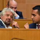 Beppe Grillo: «Di Maio? Gigino a "cartelletta"». Poi blinda il doppio mandato: « È la luce nella tenebra»
