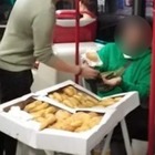 Roma, cornetti sul bus Atac: la foto del venditore abusivo è virale: «Offerta due euro biglietto e colazione»