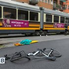 Il piccolo Luca, travolto e ucciso a 14 anni dal tram. Stava andando in bici a scuola: autista sotto choc