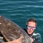 Federica Pellegrini adotta una tartaruga e la libera in mare: «Un’esperienza che invito tutti a provare»
