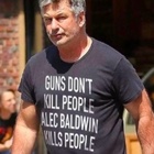 Alec Baldwin, il figlio di Donald Trump mette in vendita t-shirt choc: «Le armi non uccidono, Baldwin uccide»