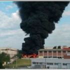 Roma, a fuoco sito di rifiuti speciali: evacuate case, uffici e scuole L'allarme della Asl: rischio amianto