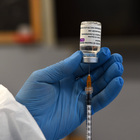 Astrazeneca, l'Irlanda sospende il vaccino per il rischio coaguli nel sangue: «Una precauzione»