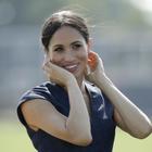 Meghan Markle, arriva il primo regalo di compleanno: è una borsa, ma non come le altre Meghan Markle, arriva il primo regalo di compleanno: è una borsa, ma non come le altre