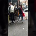 Calci e pugni contro l'autobus e insulti all’autista, caos in strada a Napoli