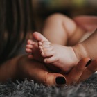 Mamma (Gen Z) partorisce e stabilisce 8 regole per amici e parenti: «Nessuna visita, niente baci e tocchi a mia figlia»