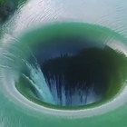 L'impressionante buco che risucchia l'acqua nel lago di Berryessa