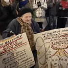 Sopravvissuta all'assedio di Leningrado, protesta contro la guerra: portata via dalla polizia