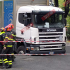 Roma, voragine in via dei Colli Portuensi: camion sprofonda nell'asfalto