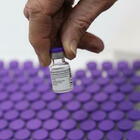 Vaccino Covid Pfizer, BioNTech: «Sei settiamane per adeguarlo alla variante inglese»
