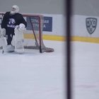 Pausa durante gli allenamenti, il portiere di hockey si improvvisa nel pattinaggio artistico
