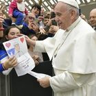 Il Papa fa arrivare da Lesbo 43 profughi a sue spese con l'ok del ministro Lamorgese