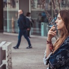 Sigarette e svapo, anche Torino vieta il fumo all'aperto. Distanze, consenso e sanzioni per chi non rispetta il divieto: tutte le novità