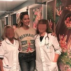 Elena Santarelli e la foto con le dottoresse del Bambino Gesù, fan al vetriolo: «Ti fai pubblicità». E lei si infuria