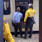 Sale sul bus a Philadelphia senza mascherina, trascinato giù da da 10 poliziotti