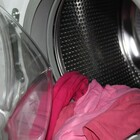 Mamma muore folgorata mentre toglie il bucato dalla lavatrice sotto gli occhi della figlia