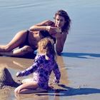 Elisabetta Canalis al mare con la figlia: lo strano costume attira l'attenzione dei fan