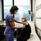 Vaccino, la Germania valuta il ritardo della seconda dose: «Così più sieri disponibili»