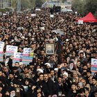 Soleimani ucciso, esplode la protesta a Teheran: decine di migliaia in piazza