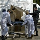 Kiev, volontari disseppelliscono i cadaveri