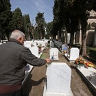 immagine Coronavirus a Napoli, la Festa del Papà col cimitero chiuso ma con orchidee su tutte le tombe