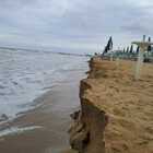 Maltempo, mareggiata anomala a Jesolo: sparisce la spiaggia e si forma un gradino di un metro