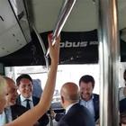 Salvini, sorpresa sul bus dell'aeroporto: i passeggeri gli cantano "Bella Ciao" Video