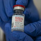 Vaccino Covid, la linea dura della Spagna: chi lo rifiuta sarà registrato