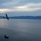 Impressionante atterraggio di emergenza di un aereo in avaria sul lago
