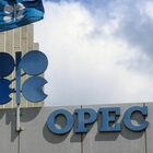 OPEC+, maxi taglio a produzione greggio per sostenere i prezzi
