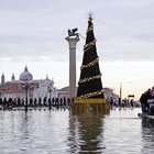 Acqua alta a Venezia, turisti in fuga