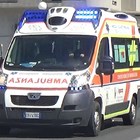 L'ambulanza è bloccata dalle auto parcheggiate: muore un uomo