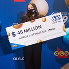 Gioca alla lotteria per la prima volta e vince 48 milioni: «Ho pianto di gioia». Cosa ha fatto dopo è incredibile