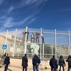 Rivolta a Foggia: alcuni detenuti fuggiti e poi bloccati Foto
