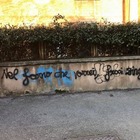 Roma, scritta choc a Garbatella: «Nel forno vorrei fr..., zingari e giudei»
