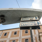 Roma, i rifiuti ora spuntano "in cielo": deturpata la cartolina con vista Colosseo