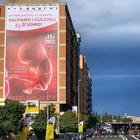 Roma, manifesto di 250 metri quadrati contro l'aborto in via Tiburtina: «Salviamo i cuccioli d'uomo»