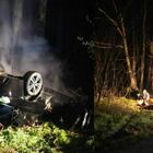 Incidente sulla Casilina a Roma: auto a tutta velocità si ribalta e prende fuoco. Morti due ragazzi, un ferito. «La vettura era rubata»