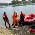 Rave party abusivo a Valentano, trovato morto il ragazzo scomparso nel lago di Mezzano