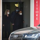 Silvio Berlusconi lascia l'ospedale San Raffaele dopo il ricovero